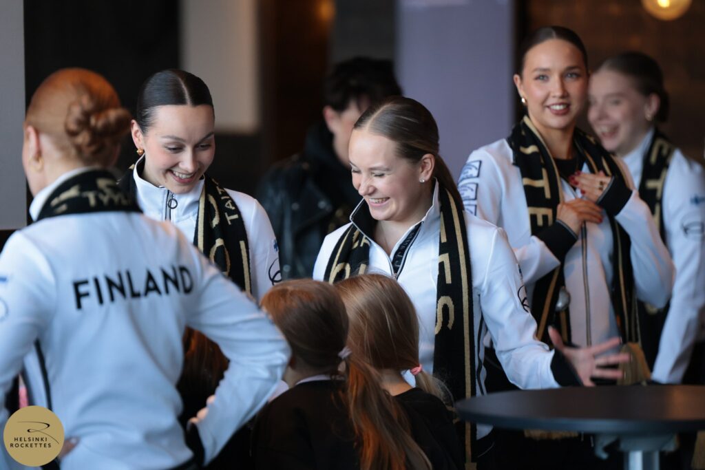 Helsinki Rockettes ja nuoret fanitytöt