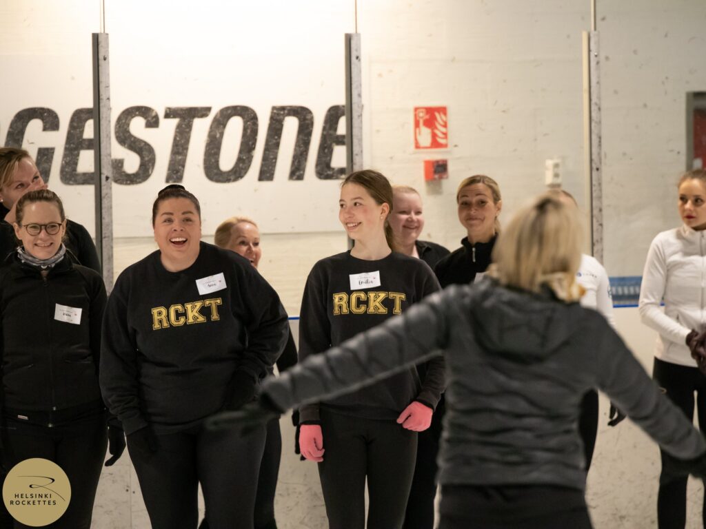 Iloisia aikuisluistelijoita RVKT fanipäivä