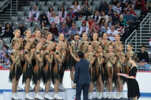 Helsinki Rockettes saa pronssimitalit ISU:n presidentiltä Zagrebin MM-kilpailujen podiumilla