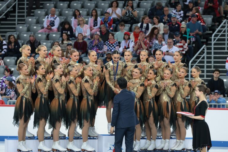 Helsinki Rockettes saa pronssimitalit ISU:n presidentiltä Zagrebin MM-kilpailujen podiumilla