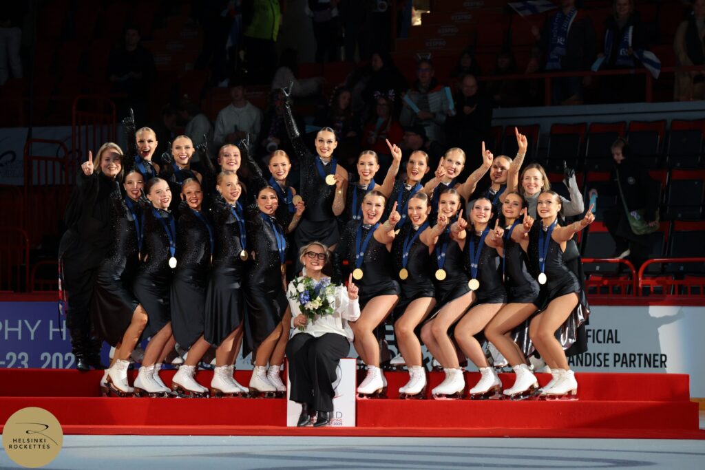 Helsinki Rockettes, Kaisa, Kissa ja Pipsa mitalit kaulassa podiumilla Helsinki 2025