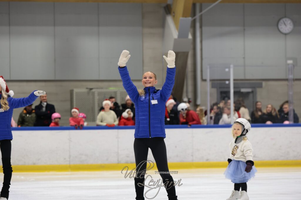 Luistelukoululaisia ja ohjaajia joulujuhlassa 2024,