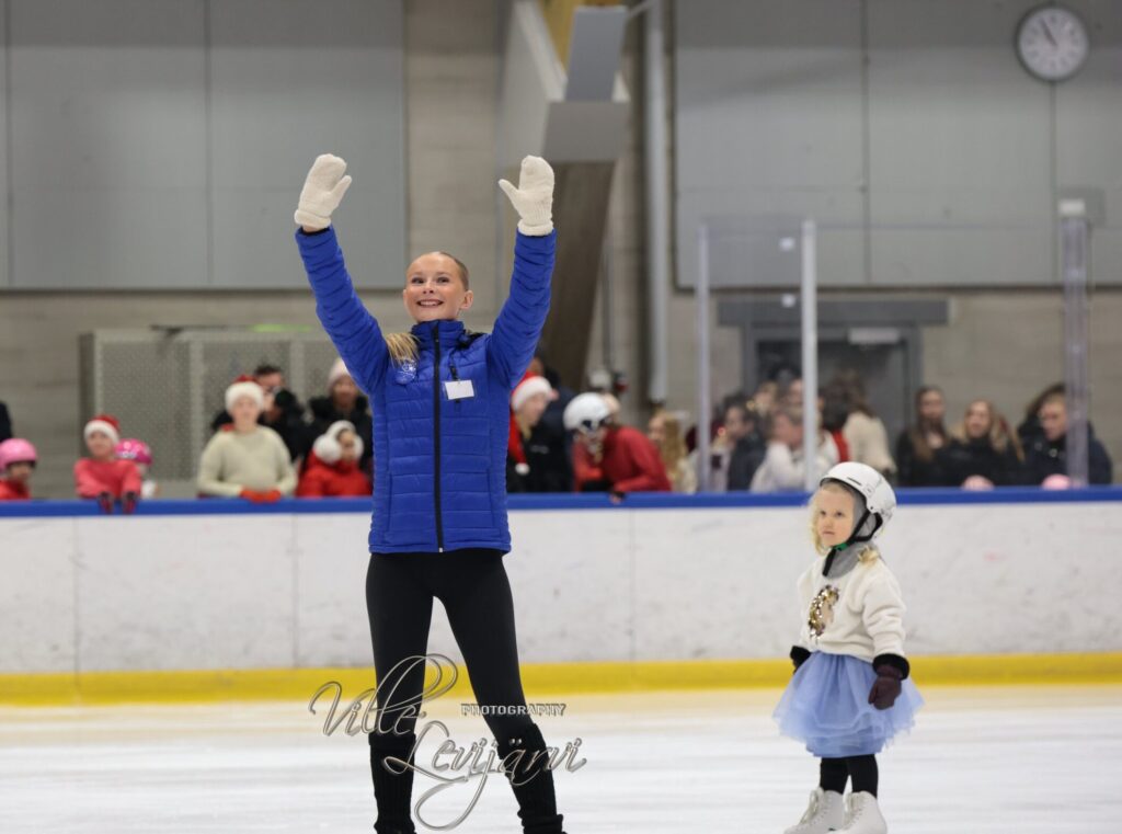Luistelukoululaisia ja ohjaajia joulujuhlassa 2024,