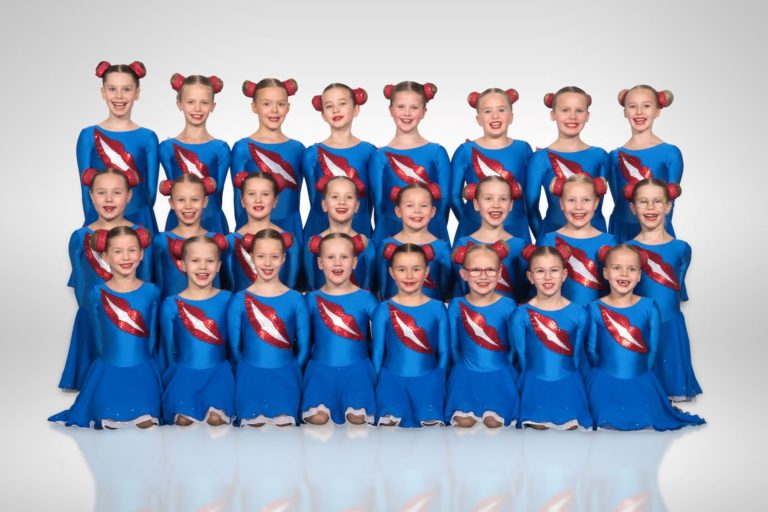 luistelijat Adele Ajanko, Mila Harjumäki, Isabel Hellerup, Emma Holmberg, Oona Issakainen, Oona Jortikka, Sofia Karra, Tilma Korvenkontio, Sophia Koskela, Mai Kotiranta, Liisa Koto, Kira Kuosma, Kendra Newton-Kolehmainen, Aava Niskanen, Aada Nylund, Nadja Olsson, Ursula Palm, Emilia Rönkkö, Salma Sarkola, Lumi Ståhlberg, Helmi Tapanila, Krislin Tekko, Emilia Tuominen, Isla Ylikangas