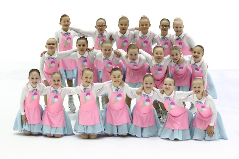 Luistelijat: Emma Allaix, Venla Arhinmäki, Mila Harjumäki, Kristiina Hjelt, Tilma Korvenkontio, Kiia Koskenohi, Liisa Koto, Kira Kuosma, Loviisa Lättilä, Minea Mandelin, Linnea Metsä-Heikkilä, Kendra Newton-Kolehmainen, Aava Niskanen, Aada Nylund, Emilia Rönkkö, Salma Sarkola, Siiri Sipiläinen, Helmi Tapanila, Emilia Tuominen, Isla Ylikangas